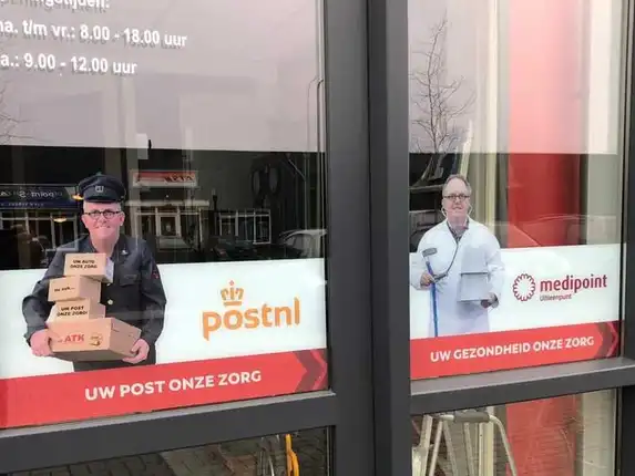 Advertising texts and images can be effectively conveyed using window stickers.