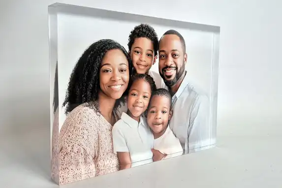 The photo in acrylic block creates a beautiful depth effect, as we can clearly see here in this family photo.